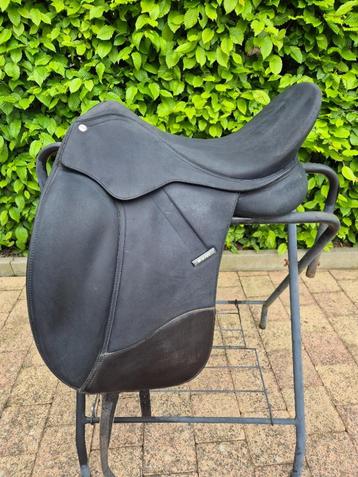 Wintec Isabell 17 inch dressuurzadel beschikbaar voor biedingen