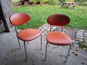 Retro oranje stoelen beschikbaar voor biedingen