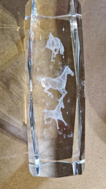 Glasdecoratie met paarden erin gegraveerd beschikbaar voor biedingen
