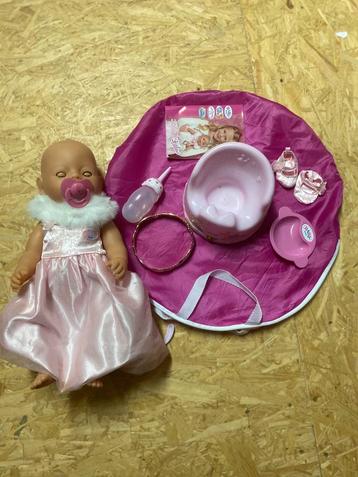 Plassende Baby Born pop beschikbaar voor biedingen