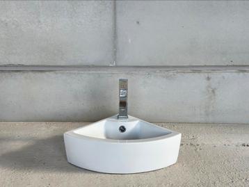 Lavabo met kraan voor toilet, hoekmodel beschikbaar voor biedingen