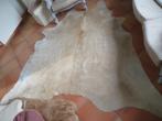 2 beige koevel / koehuid tapijten, Huis en Inrichting, Stoffering | Tapijten en Vloerkleden, Crème, Gebruikt, 100 tot 150 cm, Ophalen of Verzenden