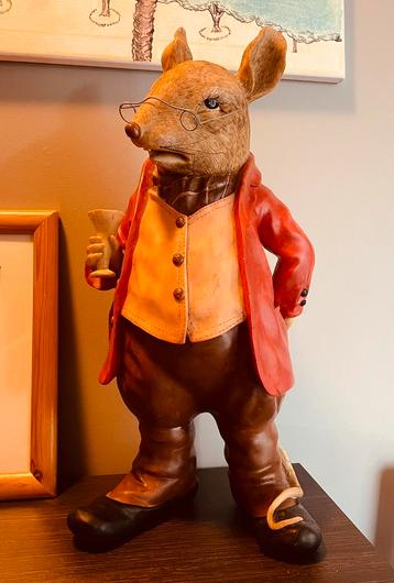 Prachtig standbeeld van meneer Rat als dokter