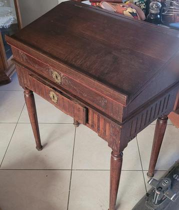 Slope bureau of schrijftafel beschikbaar voor biedingen