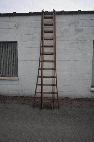 HOUTEN 3 DELIGE LADDER MET 12 SPORTEN disponible aux enchères