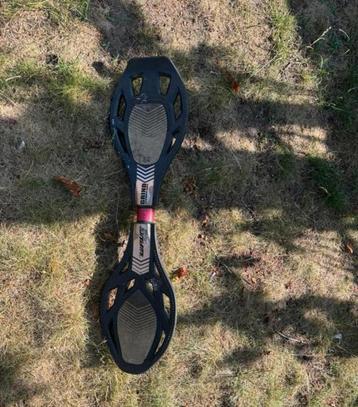 Zwarte waveboard topstaat beschikbaar voor biedingen