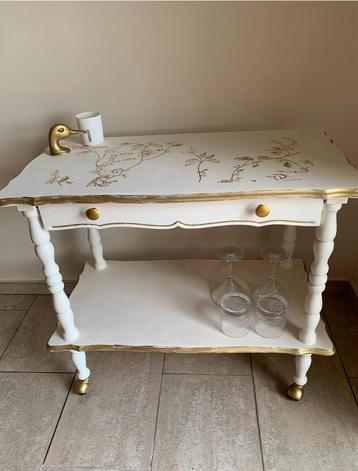 Elegante rolwagen/ muurtafel beschikbaar voor biedingen
