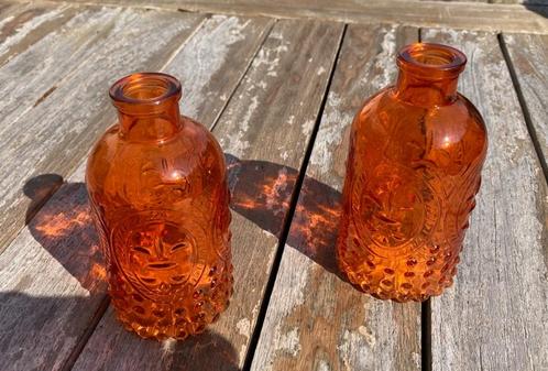 VAASJE ORANGE MET FRANSE LELIE NIEUW, Maison & Meubles, Accessoires pour la Maison | Vases, Neuf, Orange, Moins de 50 cm, Verre