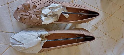 Hakjes Via Milano met Bloem (nieuw) - 38, Kleding | Dames, Schoenen, Nieuw, Pumps, Ophalen of Verzenden