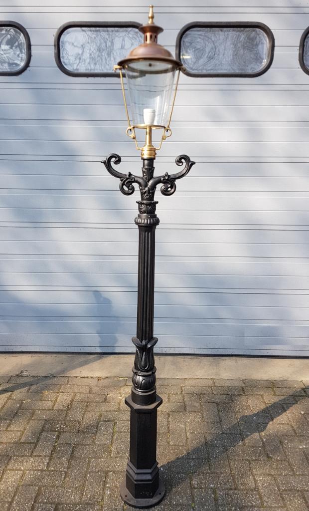 Antieke gietijzeren lantaarnpaal straatlantaarn tuinlantaarn, Antiek en Kunst, Antiek | Verlichting, Ophalen of Verzenden