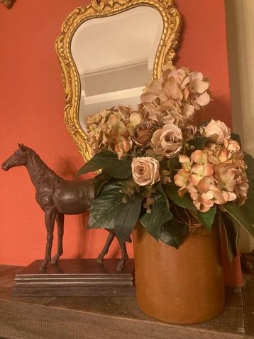 Bloemstuk met kunstbloemen  beschikbaar voor biedingen