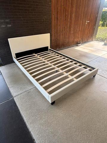 Bed beschikbaar voor biedingen
