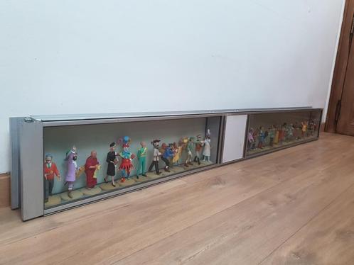 Longue vitrine en verre & métal collection Tintin .., Huis en Inrichting, Kasten | Vitrinekasten, Gebruikt, Minder dan 100 cm