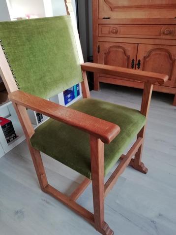 Prachtige fauteuil in massief eikenhout, vastgezet, bekleed  beschikbaar voor biedingen