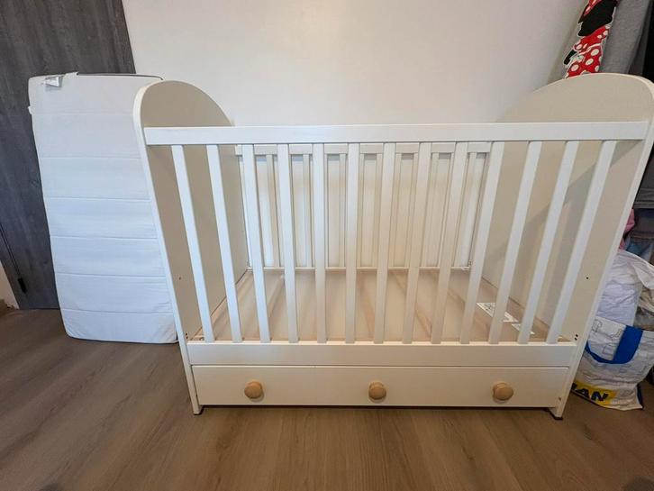 Lit bébé avec tiroir 60x120 et matelas 60x120x8, Enfants & Bébés, Chambre d'enfant | Lits, Comme neuf, Matelas, Enlèvement
