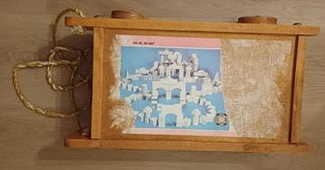 Retro houten blokkendoos op wieltjes beschikbaar voor biedingen