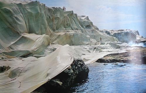 CHRISTO / WRAPPED COAST - AUSTRALIA / KLEUROFFSET / 64x99cm, Antiek en Kunst, Kunst | Litho's en Zeefdrukken, Ophalen of Verzenden