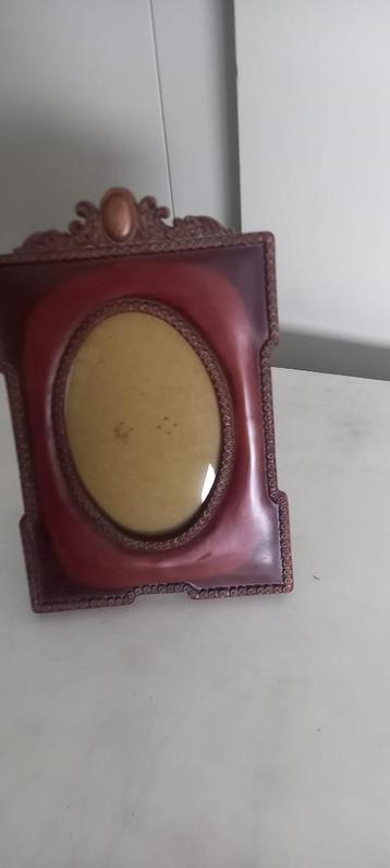 Ovale sierlijst met decoratief reliëf – roodbruin beschikbaar voor biedingen