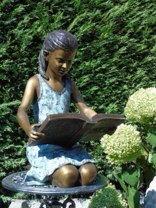 Beeld een meisje op haar knieën met een bronzen boek, super!, Tuin en Terras, Tuinbeelden, Nieuw, Mensenbeeld, Overige materialen