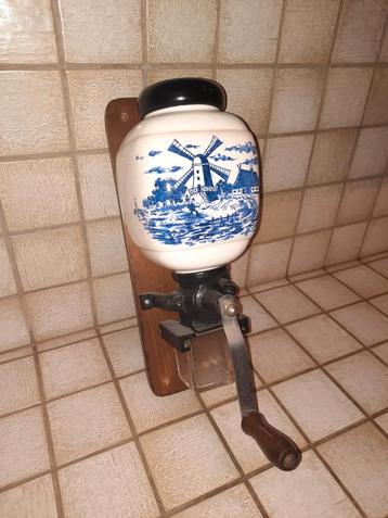 Antieke koffiemolen Delft blauw beschikbaar voor biedingen