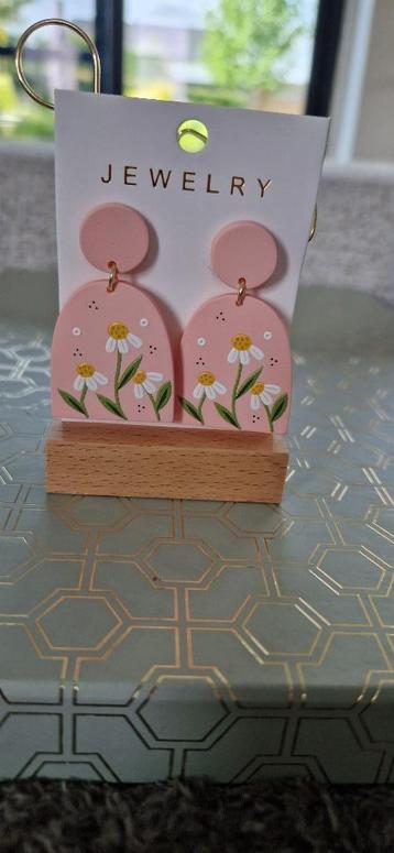 Fancy oorbellen met bloemen beschikbaar voor biedingen