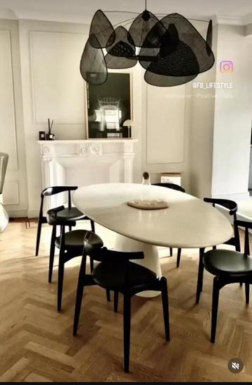 Cellulaire betonnen tafel van Purdey Design beschikbaar voor biedingen