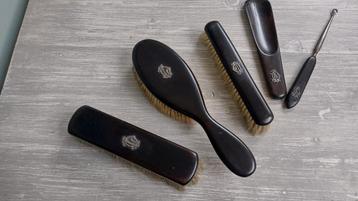 Antieke borstelset met embleem.  beschikbaar voor biedingen