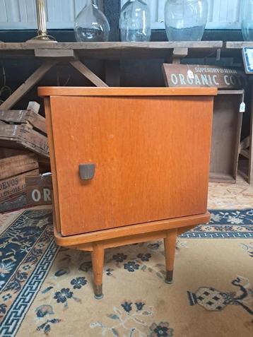 Vintage nachtkastje  beschikbaar voor biedingen