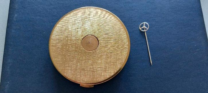 Poudrier publicitaires Mercedes et epingle à cravate argent?, Collections, Marques automobiles, Motos & Formules 1, Comme neuf