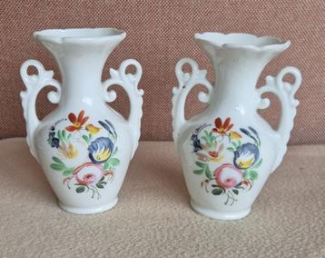 Koppel oude decoratieve vaasjes beschikbaar voor biedingen