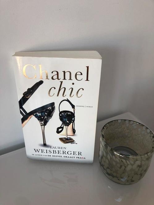 Lauren Weisberger - Chanel chic, Livres, Romans, Comme neuf, Enlèvement ou Envoi