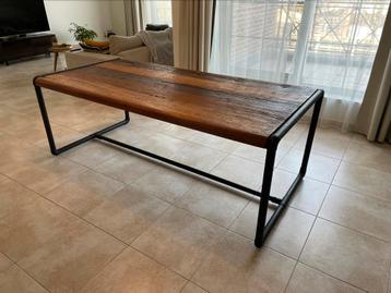 Houten tafel met lichte gebruiksschade  beschikbaar voor biedingen