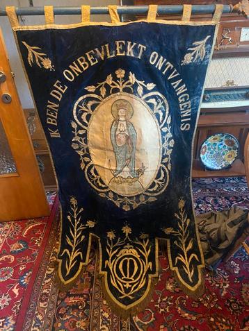 Religieuze processiestandaard 1900 beschikbaar voor biedingen