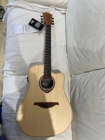 guitare LAG TRAMONTANE disponible aux enchères