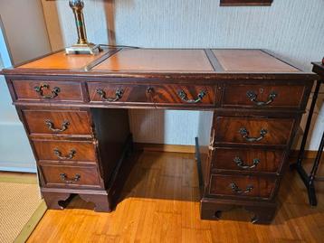 Bureau bois et cuir - 9 tiroirs beschikbaar voor biedingen