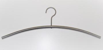 Design kleerhangers van geborsteld roestvrij staal beschikbaar voor biedingen