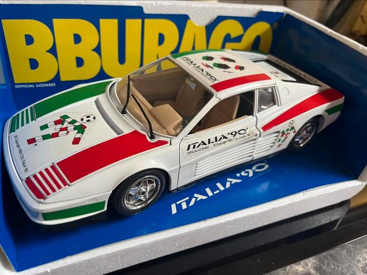 Ferrari Testarossa Burago model (1984) Football Italië 90, Hobby & Loisirs créatifs, Voitures miniatures | 1:18, Comme neuf, Voiture