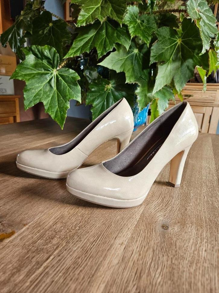 pumps Tamaris maat 39 - nieuwstaat, Kleding | Dames, Schoenen, Zo goed als nieuw, Pumps, Beige, Ophalen