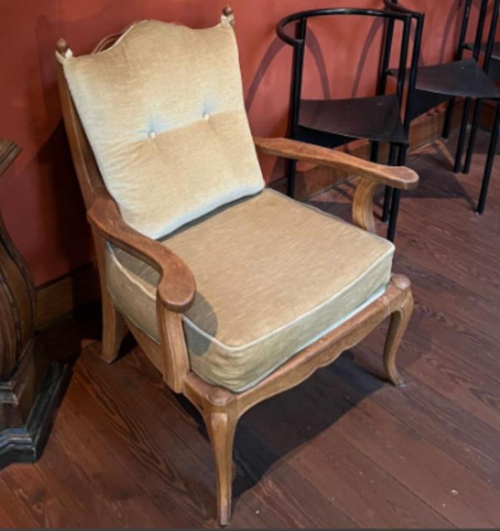 Vintage armstoel – elegant houten frame, Antiek en Kunst, Antiek | Meubels | Stoelen en Sofa's, Ophalen