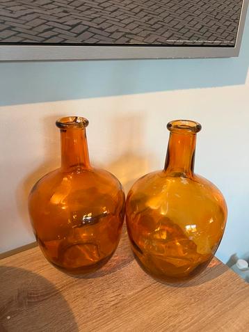 2 oranje glazen vazen 30 cm, eentje met kleine beschadiging beschikbaar voor biedingen