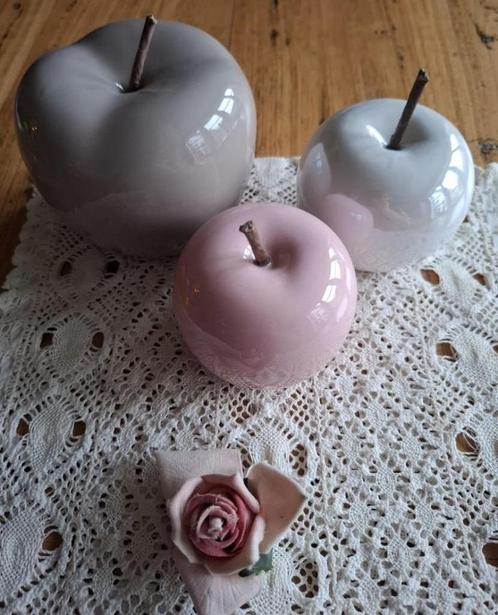 3 Keramieke decoratie appels, grijs, roze, wit, Huis en Inrichting, Woonaccessoires | Overige, Gebruikt, Ophalen of Verzenden