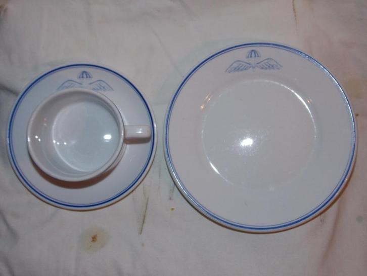 Belgische Para Mess koffie kopje en borden, Collections, Objets militaires | Général, Armée de terre, Enlèvement ou Envoi