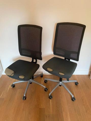 Twee zwarte bureaustoelen met wieltjes beschikbaar voor biedingen