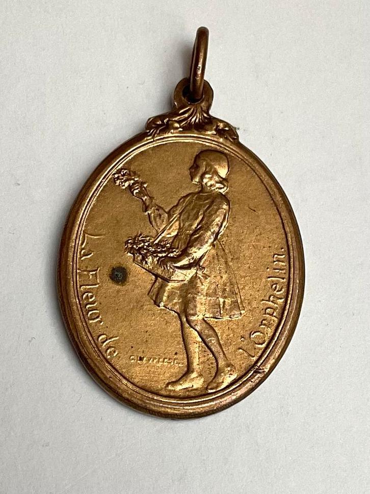 Vergulde medaillon La fleur de l’orphelin G.Devreese 1917, Handtassen en Accessoires, Antieke sieraden, Hanger, Brons, Verguld