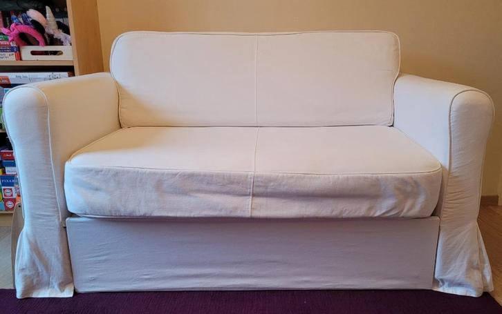 Witte twee zits slaapbank- Hagalund IKEA, Huis en Inrichting, Slaapkamer | Bedden, Zo goed als nieuw, Ophalen