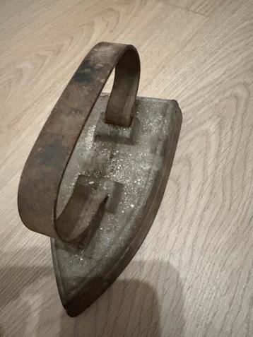 Antiek vintage ijzeren strijkijze beschikbaar voor biedingen