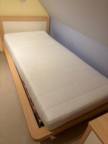 Jeugdkamer met bed, bureau en wandkast beschikbaar voor biedingen