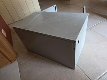 Metalen kastje 60 x 35 x 35 beschikbaar voor biedingen