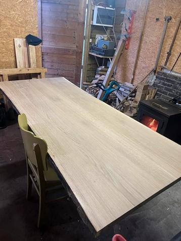 Eiken tafel beschikbaar voor biedingen