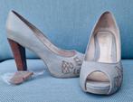 Pumps Lichtgrijs Nicky Vankets maat 38, Kleding | Dames, Ophalen of Verzenden, Zo goed als nieuw, Pumps